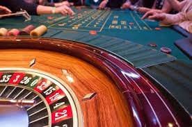 Meja roulette dengan dealer dan dealer wheel di streaming langsung